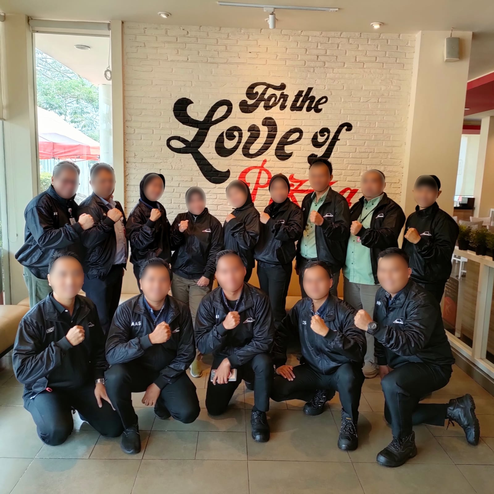 Produksi Jaket Resmi untuk Tim Operasional Pizza Hut